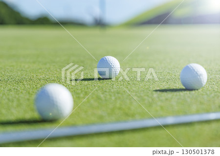 新緑が綺麗なゴルフ場のグリーンと白いボール 130501378