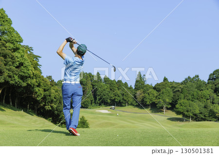 新緑が綺麗なティーグラウンドでショットをする人 130501381