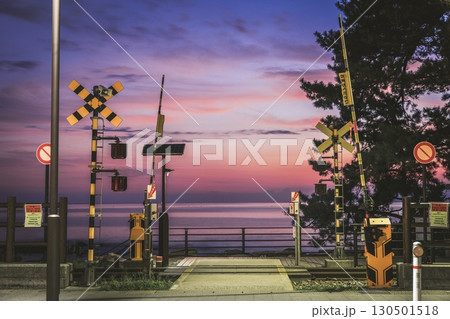 高岡市、マジックアワーの義経岩踏切 130501518