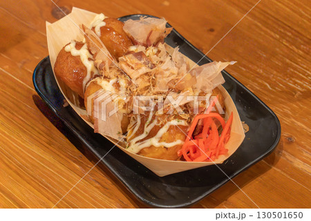ソースをかけたたこ焼き 130501650