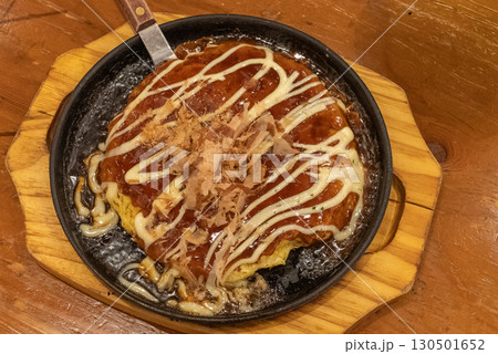 鉄板で焼いてるお好み焼き 鉄板で焼いてるお好み焼き 130501652