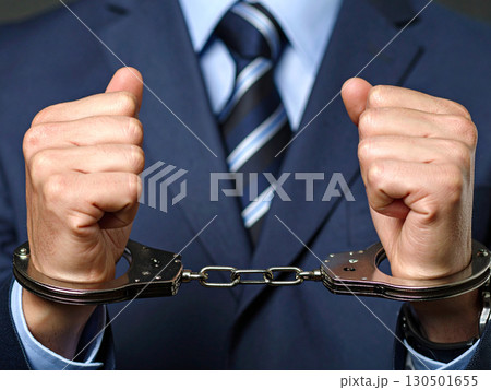 逮捕　手錠　犯罪者 130501655