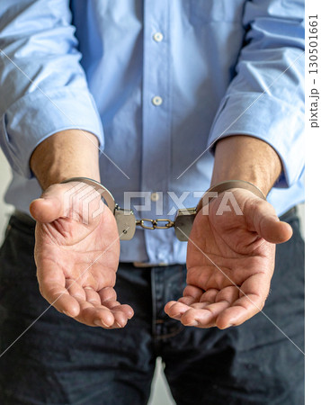 逮捕　手錠　犯罪者 130501661