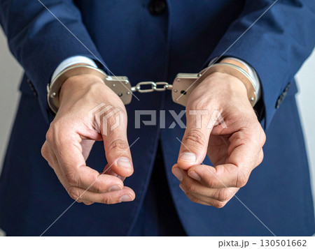 逮捕　手錠　犯罪者 130501662