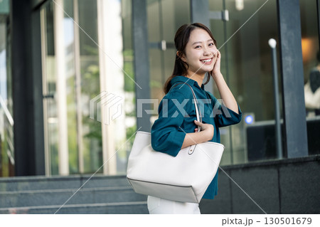 出勤するキャリアウーマンのポートレート 130501679