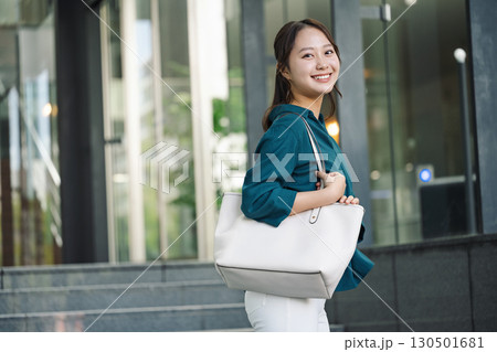 出勤するキャリアウーマンのポートレート 130501681