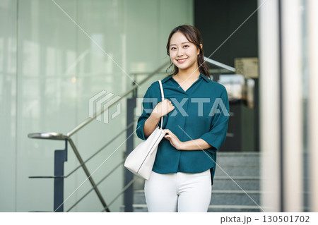 出勤するキャリアウーマンのポートレート 130501702