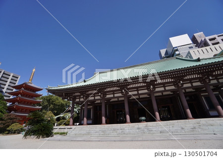 博多旧市街　東長寺本堂と五重塔 130501704