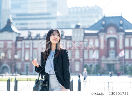 通勤する若いキャリアウーマンのポートレート 130501721