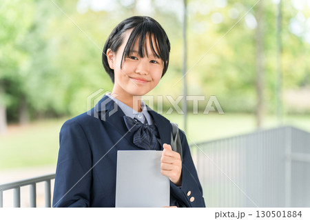 学校にいる女子高生,中学生,高校生,小学生の女の子 学校にいる女子高生,中学生,高校生,小学生の女の子 130501884