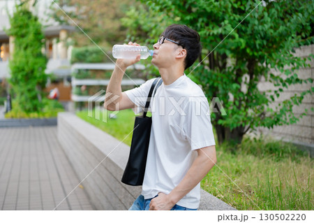 水分補給する男性 130502220