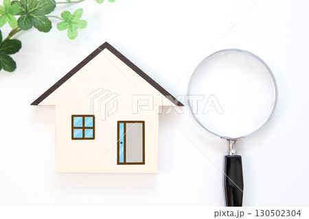 住宅と虫メガネ 130502304