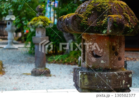 竹駒神社の苔むした石灯籠 130502377
