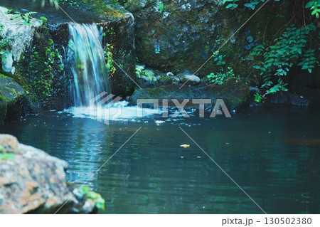 金蛇水神社の小さな滝と池 130502380