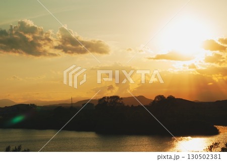 阿武隈川に沈む夕日 130502381