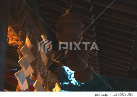 金蛇水神社の鈴と注連縄 130502386