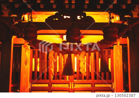 金蛇水神社の本殿を照らす灯り 130502387