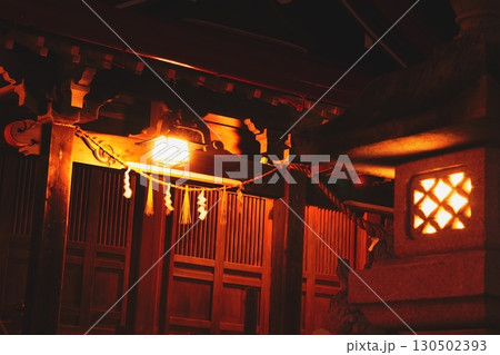 金蛇水神社の灯籠と本殿の灯り 130502393