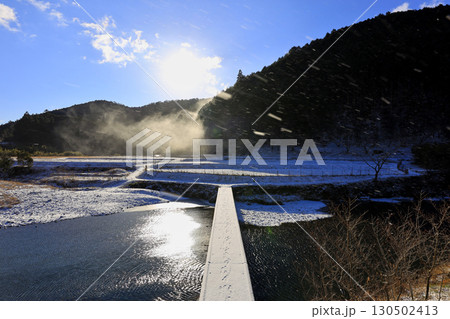 冬の沈下橋 130502413