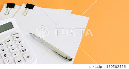 ビジネスイメージ　デスクワーク　書類の作成　コピースペース　2:1 130502526