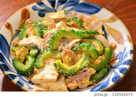 沖縄料理のゴーヤチャンプルー。郷土料理、ゴーヤ、豚肉、木綿豆腐、卵、鰹節。 130502673