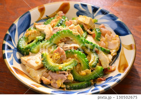 沖縄料理のゴーヤチャンプルー。郷土料理、ゴーヤ、豚肉、木綿豆腐、卵、鰹節。 沖縄料理のゴーヤチャンプルー。郷土料理、ゴーヤ、豚肉、木綿豆腐、卵、鰹節。 130502675