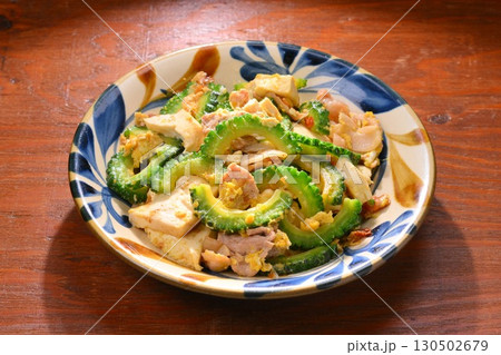 沖縄料理のゴーヤチャンプルー。郷土料理、ゴーヤ、豚肉、木綿豆腐、卵、鰹節。 130502679