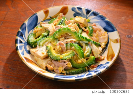 沖縄料理のゴーヤチャンプルー。郷土料理、ゴーヤ、豚肉、木綿豆腐、卵、鰹節。 沖縄料理のゴーヤチャンプルー。郷土料理、ゴーヤ、豚肉、木綿豆腐、卵、鰹節。 130502685