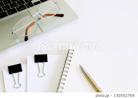 ビジネスイメージ　デスクワーク　書類の作成　コピースペース　3:2 130502769