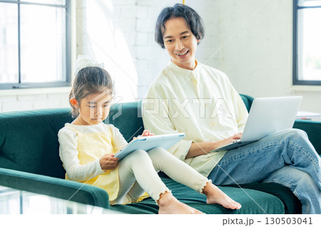 リビングでパソコンを使う家族 リビングでパソコンを使う家族 130503041