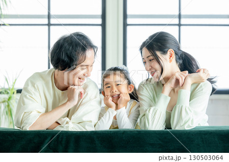 若い家族、親子、仲良し、笑顔 若い家族、親子、仲良し、笑顔 130503064