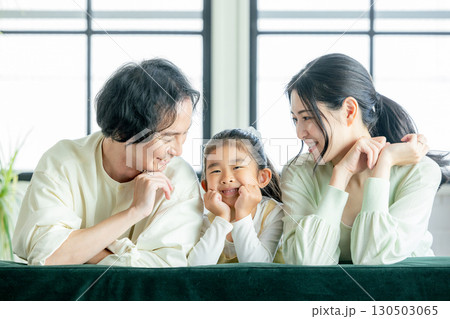 若い家族、親子、仲良し、笑顔 若い家族、親子、仲良し、笑顔 130503065