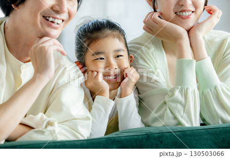 若い家族、親子、仲良し、笑顔 若い家族、親子、仲良し、笑顔 130503066