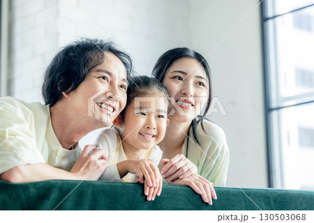 若い家族、親子、仲良し、笑顔 130503068