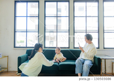 スマホで日常を撮影する家族 130503086