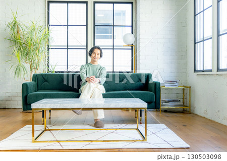 リビングでくつろぐミドルの男性 リビングでくつろぐミドルの男性 130503098