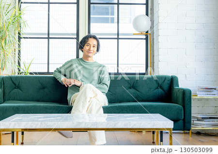 リビングでくつろぐミドルの男性 130503099