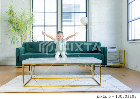 ソファに座る小学生 ソファに座る小学生 130503105