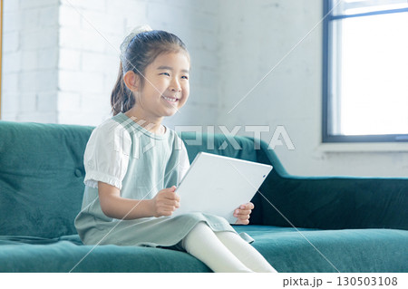 タブレットを見る小学生 130503108