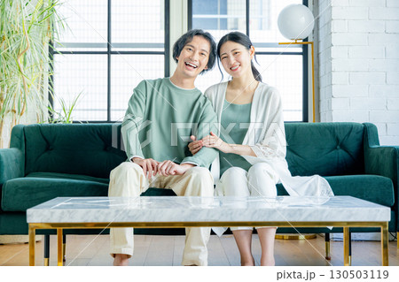 おしゃれな家　夫婦 130503119