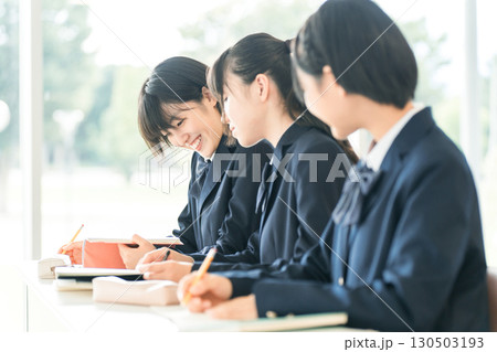 学校の教室で一緒に授業を受ける小学生・中学生・高校生・女子高生（友達） 130503193