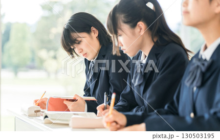 学校の教室で一緒に授業を受ける小学生・中学生・高校生・女子高生(友達) 学校の教室で一緒に授業を受ける小学生・中学生・高校生・女子高生(友達) 130503195