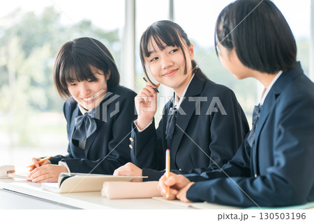 学校の教室で一緒に授業を受ける小学生・中学生・高校生・女子高生(友達) 学校の教室で一緒に授業を受ける小学生・中学生・高校生・女子高生(友達) 130503196