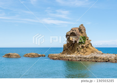 青い海にそびえるライオン岩　日南市梅ヶ浜の自然景観 130503285