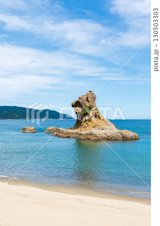 日南市梅ヶ浜の海に浮かぶライオン岩と青空の風景 日南市梅ヶ浜の海に浮かぶライオン岩と青空の風景 130503303