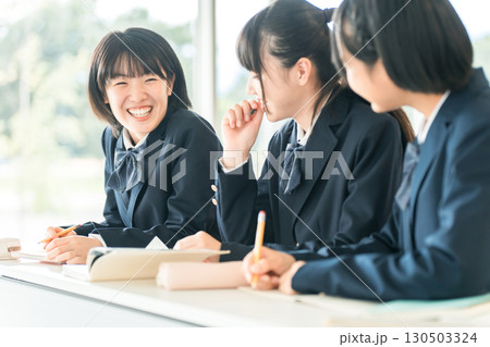 授業中に笑顔で会話するクラスメイト,小学生,中学生,高校生の女の子 130503324