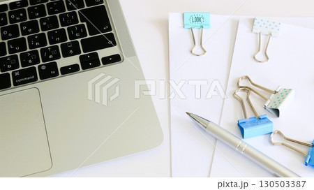 ビジネスイメージ　デスクワーク　書類の作成　16:9 130503387