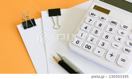 ビジネスイメージ　デスクワーク　書類の作成　16:9 130503395