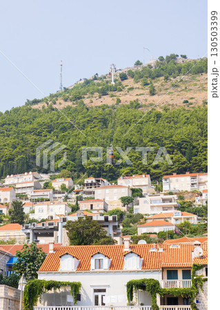 ヨーロッパ、クロアチアのドゥブロヴニク旧市街の城壁から見たスルジ山の景色 130503399