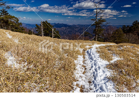 冬の牛奥ノ雁ヶ腹摺山から見る奥多摩の山並み 冬の牛奥ノ雁ヶ腹摺山から見る奥多摩の山並み 130503514
